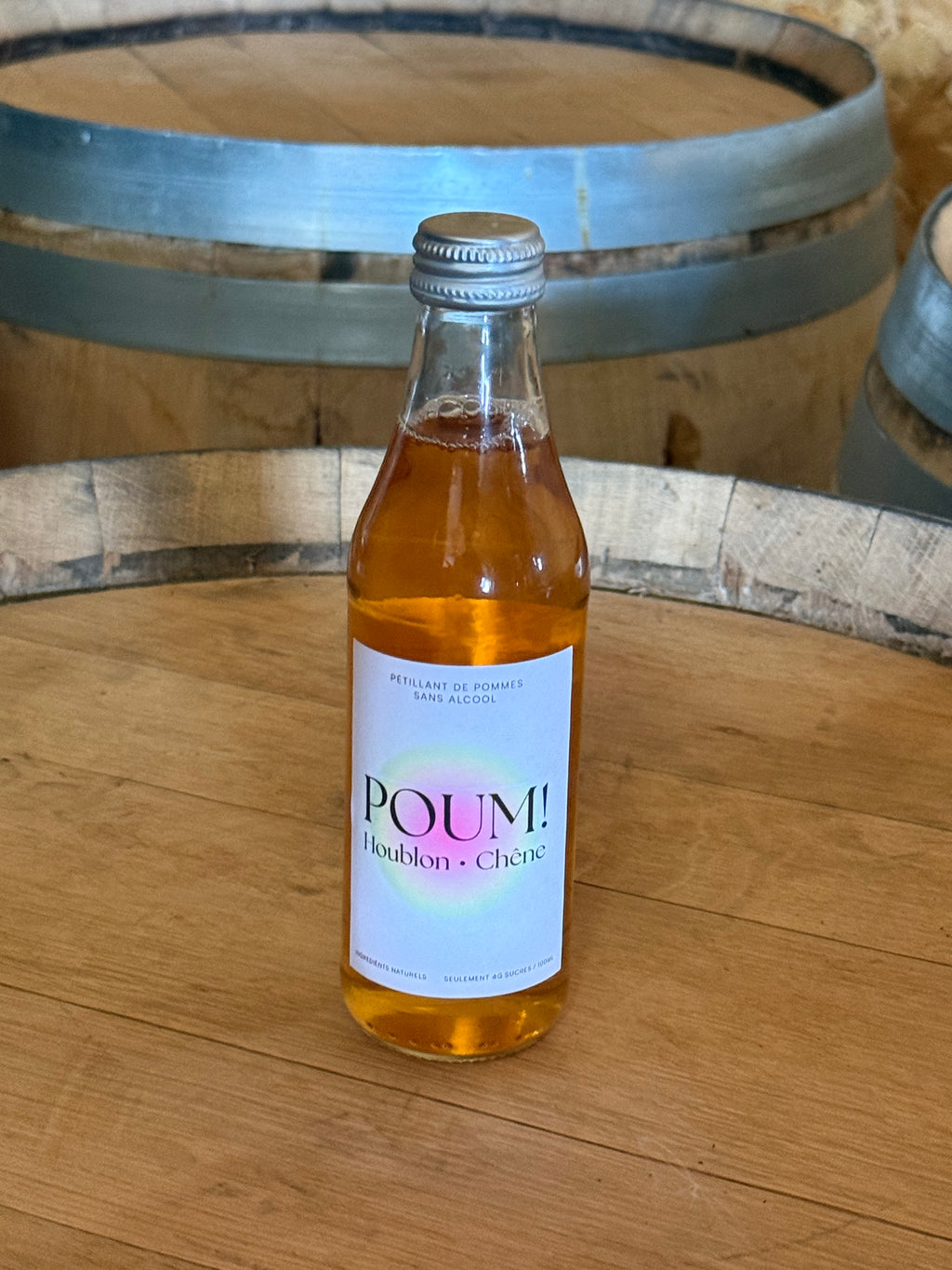 Bouteille POUM! Houblon & Chêne 25 cl sur un tonneau