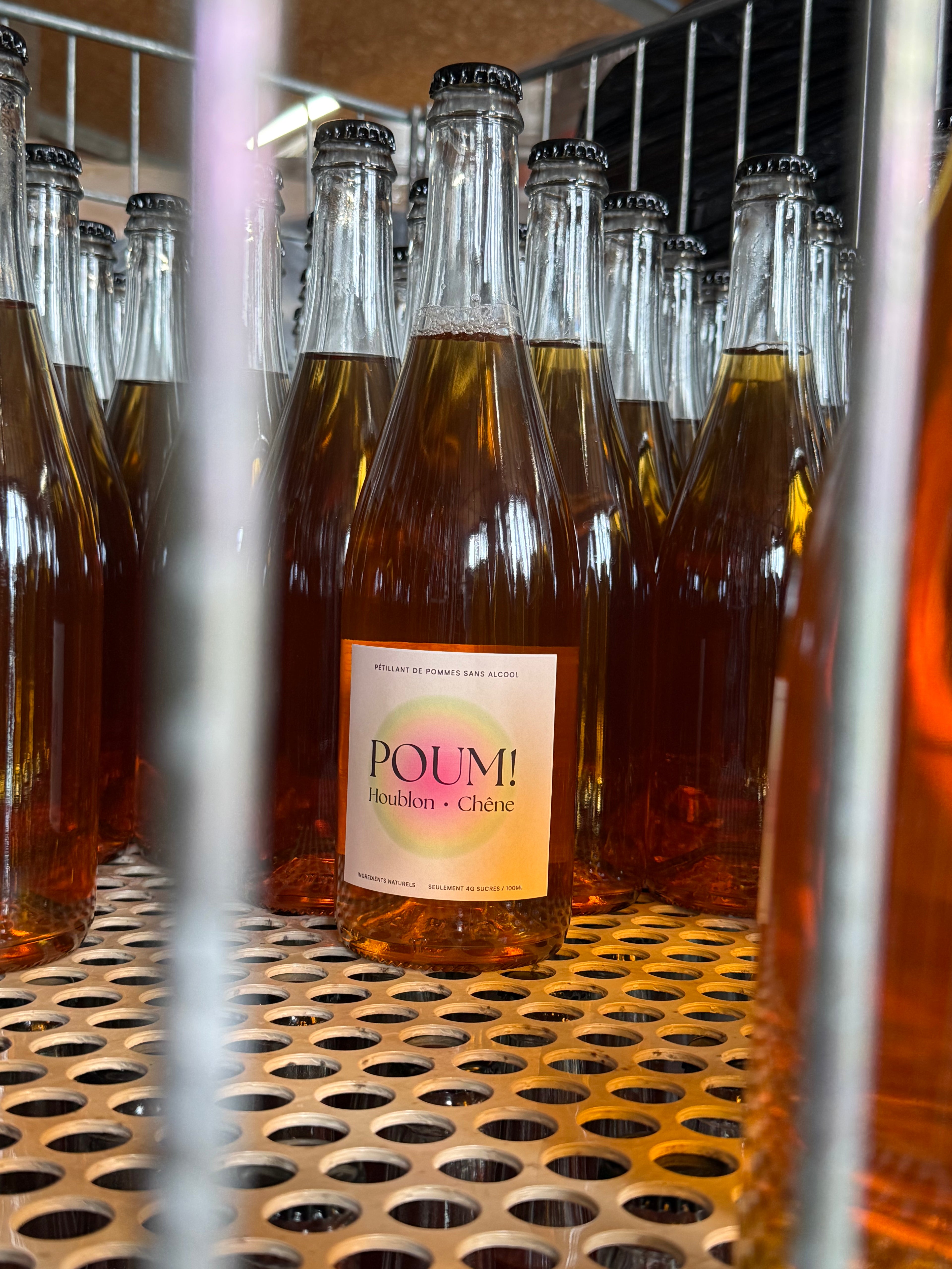 Bouteille POUM! Houblon & Chêne 75 cl sur la ligne d’embouteillage